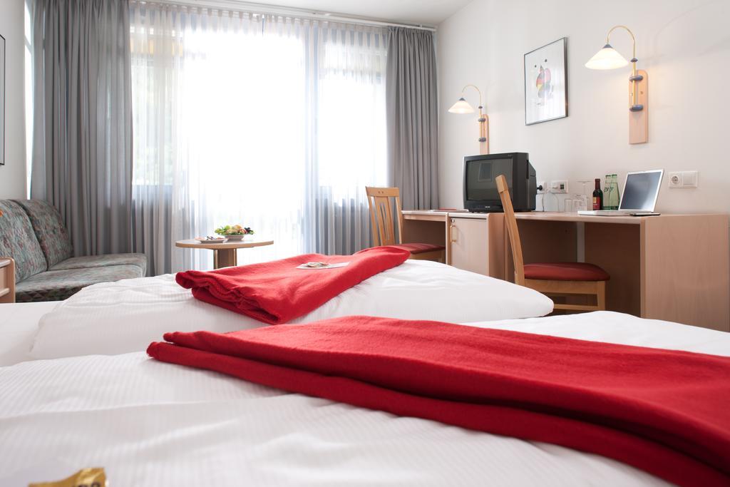 Behringers Freizeit - Und Tagungshotel Goessweinstein Exterior foto