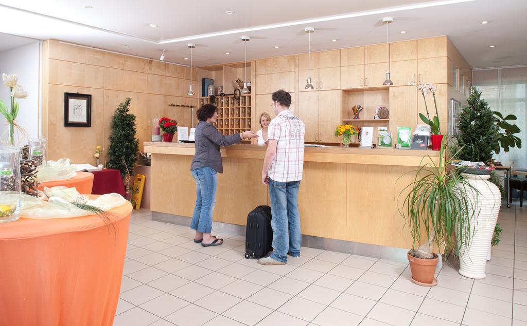 Behringers Freizeit - Und Tagungshotel Goessweinstein Exterior foto